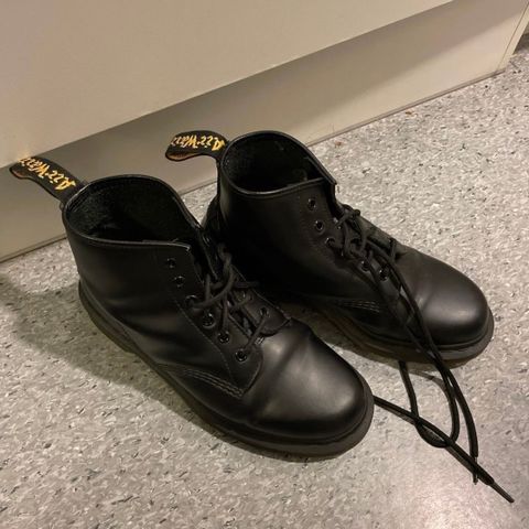 Klassiske Doc Martens (str. 41). Pent brukt