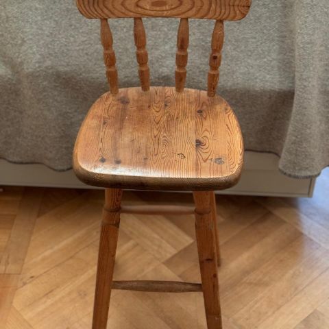 Vintage barkrakk selges. Sittehøyde 60cm. I heltre.