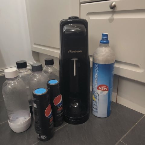 Fullpack SodaStream med flere flasker, pepsi og 2 kullsyre patroner stor modell