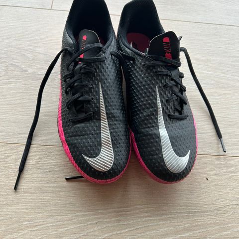 Nike fotballsko str 33,5