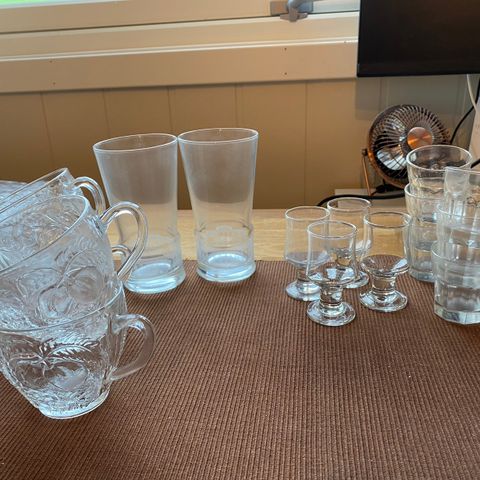 Kaffe/tekopper og shotglass gis bort. Må hentes