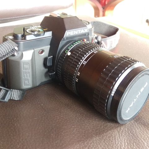 PENTAX P30 KAMERA MED SOLID VESKE, ANALOG.