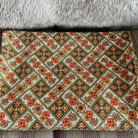 Vintage dynetrekk med brodert mønster