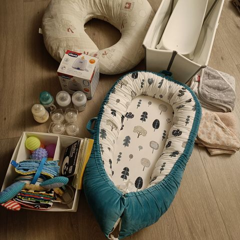 Nyfødt pakke - Ammepute, Babynest, Flasker, Flexi Bath, Leker, Håndklær