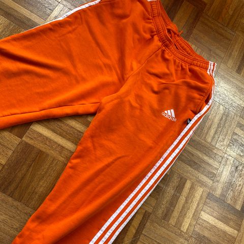 Kjempekul joggebukse fra Adidas. Orginal fra 80-tallet