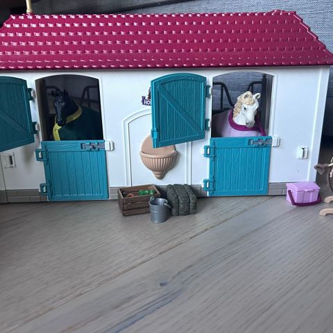 Schleich hesteleker, hester, hus/gård, stall, bil, henger, vaskespilt osv