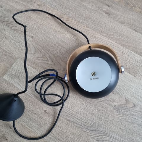 Taklampe i dansk design. Nypris 1800kr