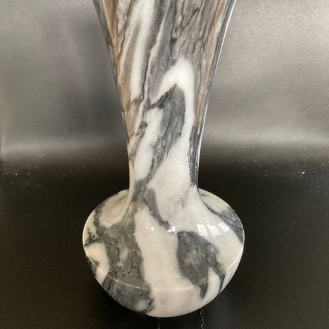 Vase i naturstein 22 cm høy