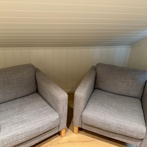 2 stk Ikea Karlstad lenestoler m/2 stk puffer (grå melert stoff)