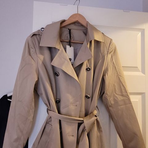 Helt ny og ubrukt beige trenchcoat dame str 40