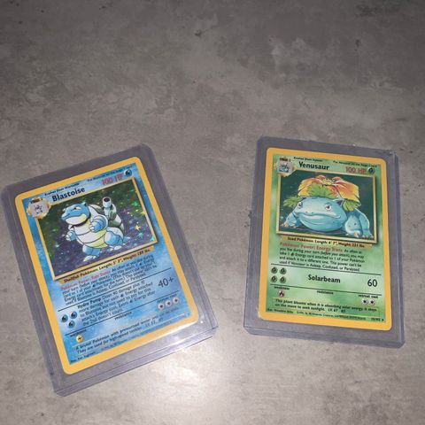 Blastoise og Venusaur base set selges samlet