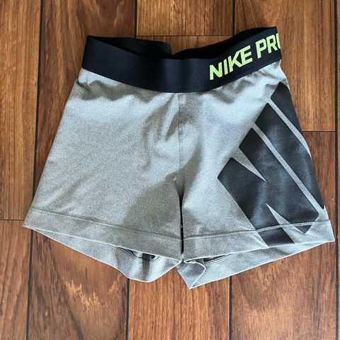 Grå Nike Pro shorts str S selges hbo 70kr.