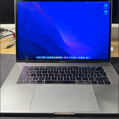 MacBook Pro (15-inch, 2017) – God Stand!