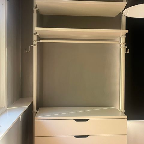 Fleksibel åpen garderobe fra Ikea