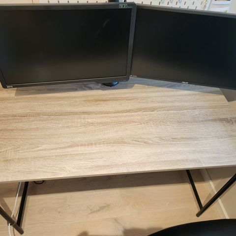 Vandberg skrivebord + 2 stk 24" skjermer