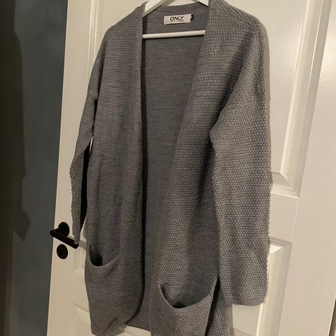 Søt cardigan selges