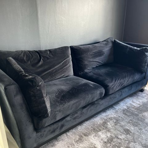 3 år gammel velour sofa i sort ny pris kr 18.000,00