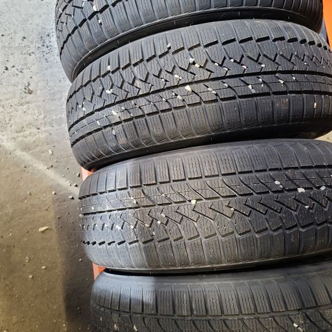 215/60r17  100v piggfri dekk