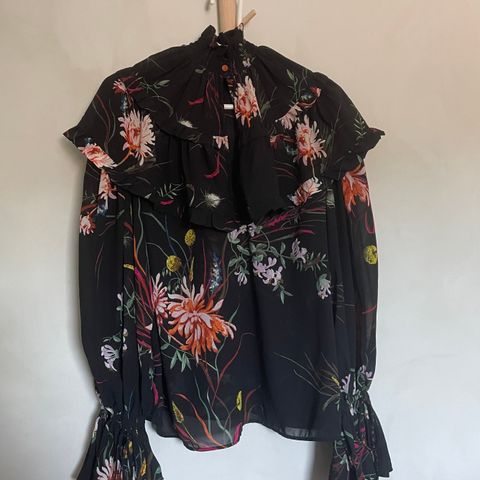 Blomstrete bluse