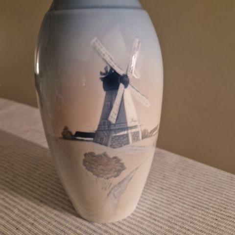 BING & GRONDAHL 18 CM VASE 1302/6251 Vindmølle