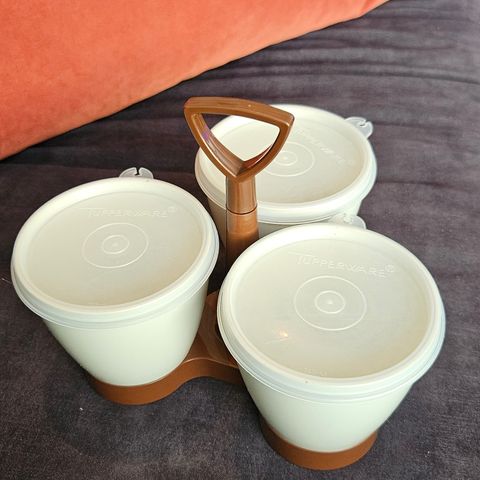 Tupperware retro praktisk stativ med 3 bokser m lokk. Meget pent brukt.