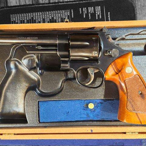 Smith & Wesson .44 Magnum Model 29-2 i skrin