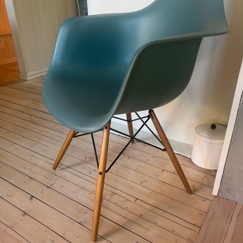 Vitra Eames Plastic Armchair DAW