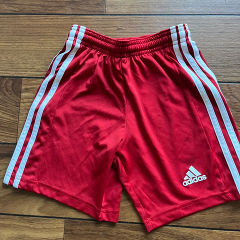 2 x Adidas shortser str 128 selges hbo 80kr