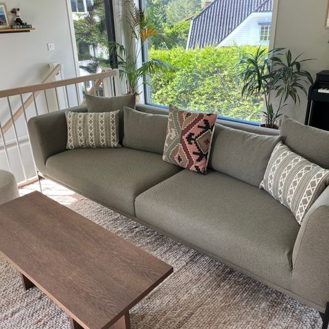 Caisa 3-seter sofa og stor puff fra Bolia