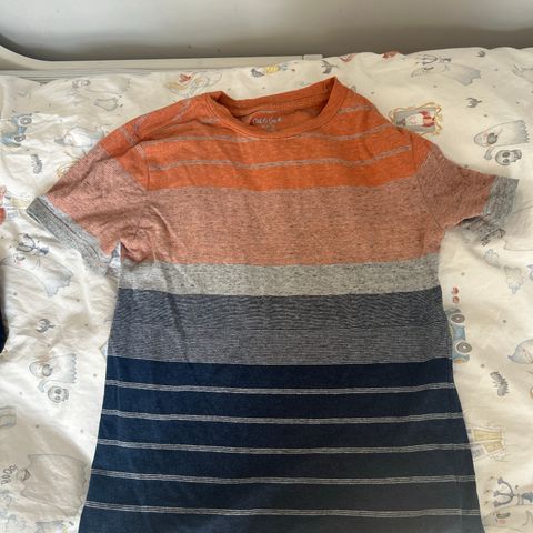 Blå oransje tshirt