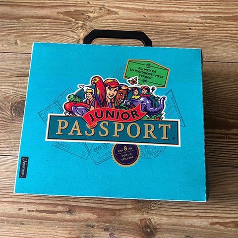 PASSPORT JUNIOR (2003) - Komplett og i flott stand