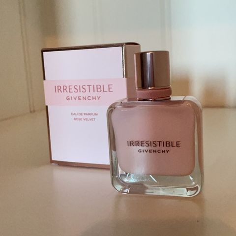 Givenchy irresistable rose velvet parfyme