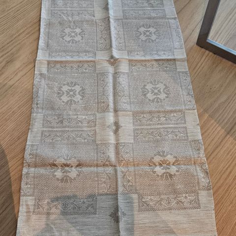 Nydelig stor løper i 100% Lin. Ubrukt, lappen på.Hele 150 x 50 cm