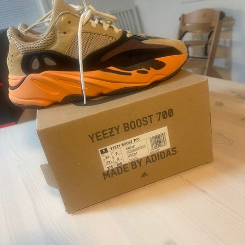 Yeezy boost 700 Enflamed Amber