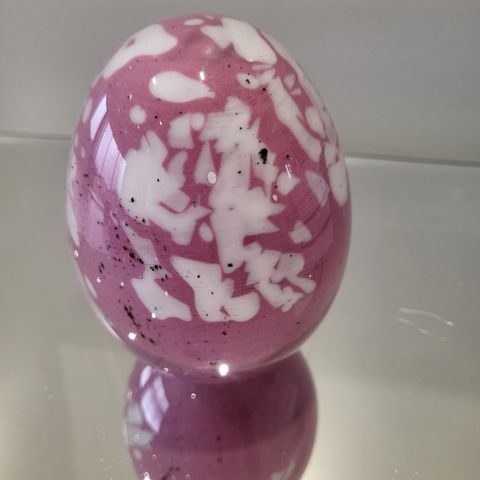 glass eggehvit og rosa spettet dekorasjon