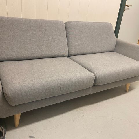 Fin sofa selges. Ny-vaskede putetrekk