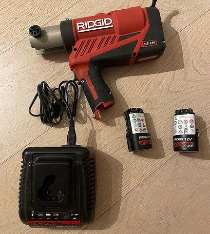 RIDGID RP 240 Pressemaskin med veske, batteri og lader