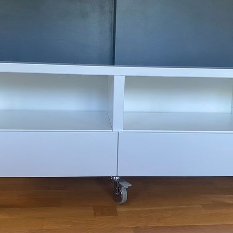 Reservert   Pen TV- benk fra IKEA