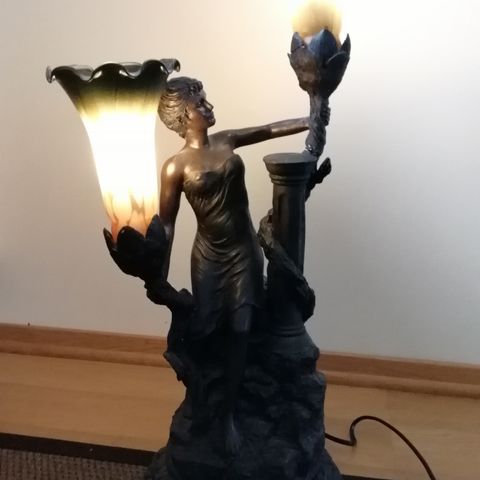 Spesiell fin lampe med figur selges