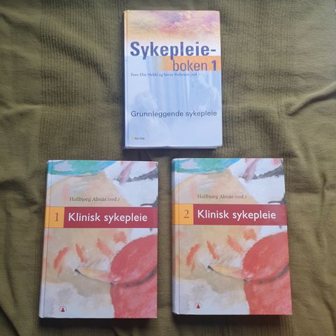 Eldre bøker til sykepleiestudie