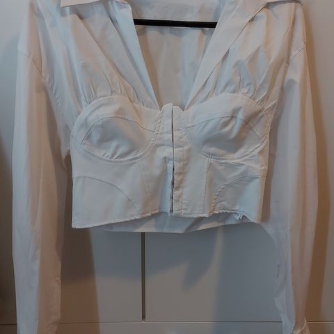 Bluse med korsett-detaljer fra Zara