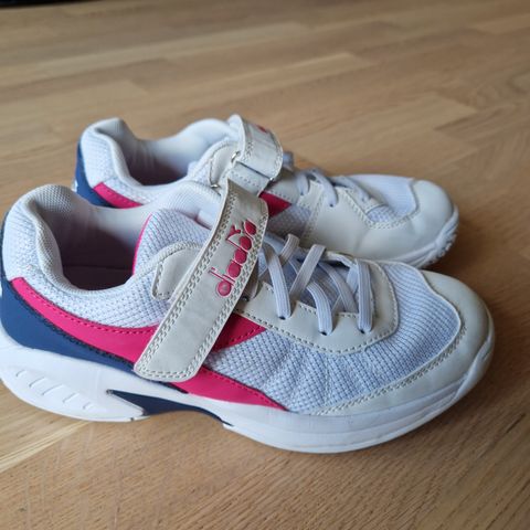 Diadora gymsko str 36