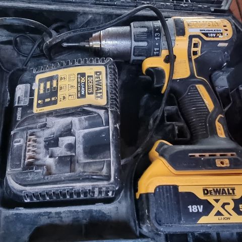 DeWalt drill med batteri og lader