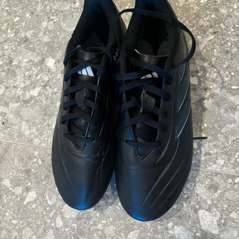 Adidas fotballsko str. 39 1/3