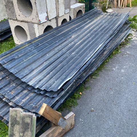 Takplater metall svart  ca 3 meter 150 kr pr plate