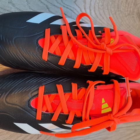 ADIDAS  PREDATOR  Fotballsko  Str 37 1/3. UBRUKT