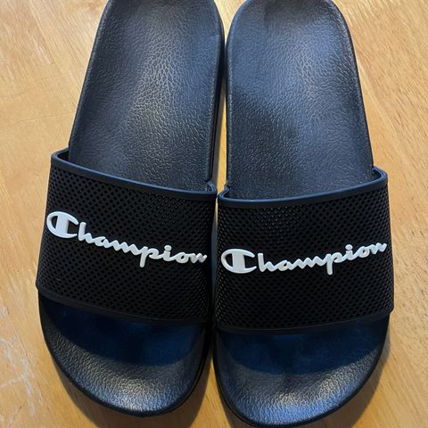 Ubrukte Champions sandaler selges