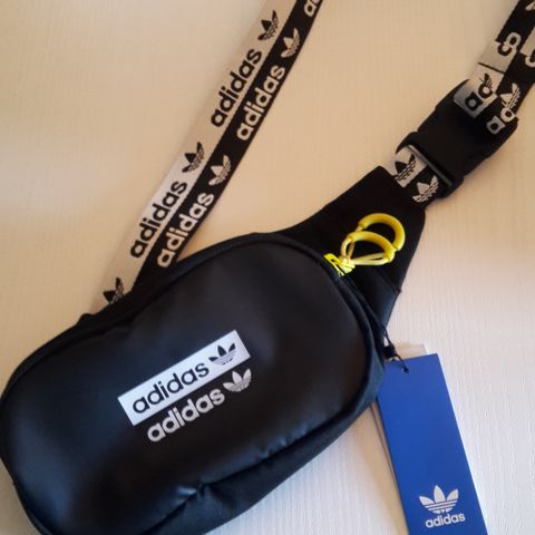 Adidas Originals shoulderbag. Ny med tags.