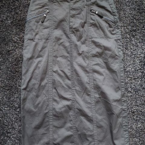 Langt Cecil skjørt i khaki. Str: 31 ( XL )