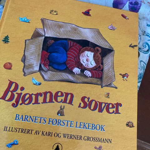 Bjørnen sover.   Barnets første lekebok.  Som ny